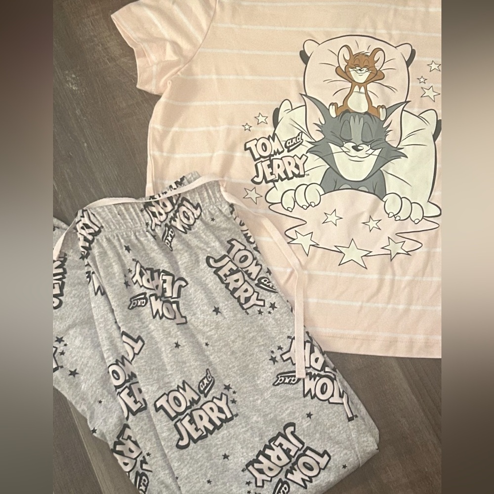 NWT Tom & Jerry 2 pc pajama pants and top  Set XS